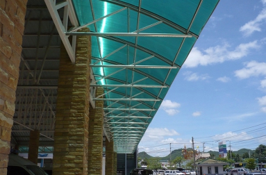 Thi công mái hiên trung tâm thương mại tấm lợp poly