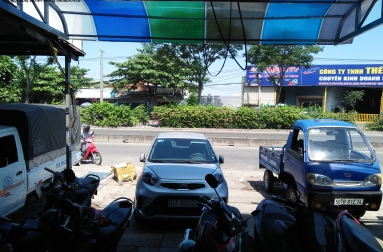 Thi công  mái hiên Poly