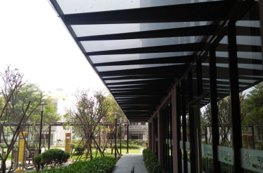 THAY THẾ KÍNH CƯỜNG LỰC BẰNG  TẤM LỢP POLYCARBONATE 